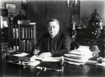 105169 Portret van J.H.G. Jansen, geboren 1868, aartsbisschop van Utrecht (1930-1935), overleden 1936. Te halve ...